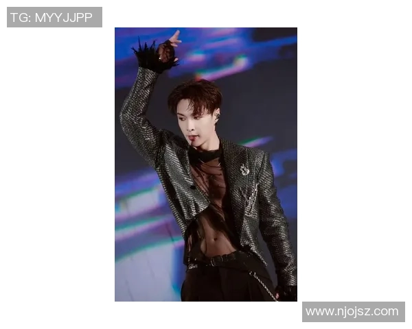 足球明星张艺兴在绿茵场上的精彩瞬间与个人魅力全景展示